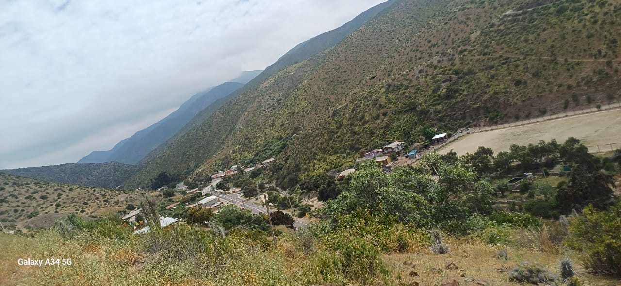 Vista del valle, viviendas y vegetación entre los cerros de Cuesta El Manzano