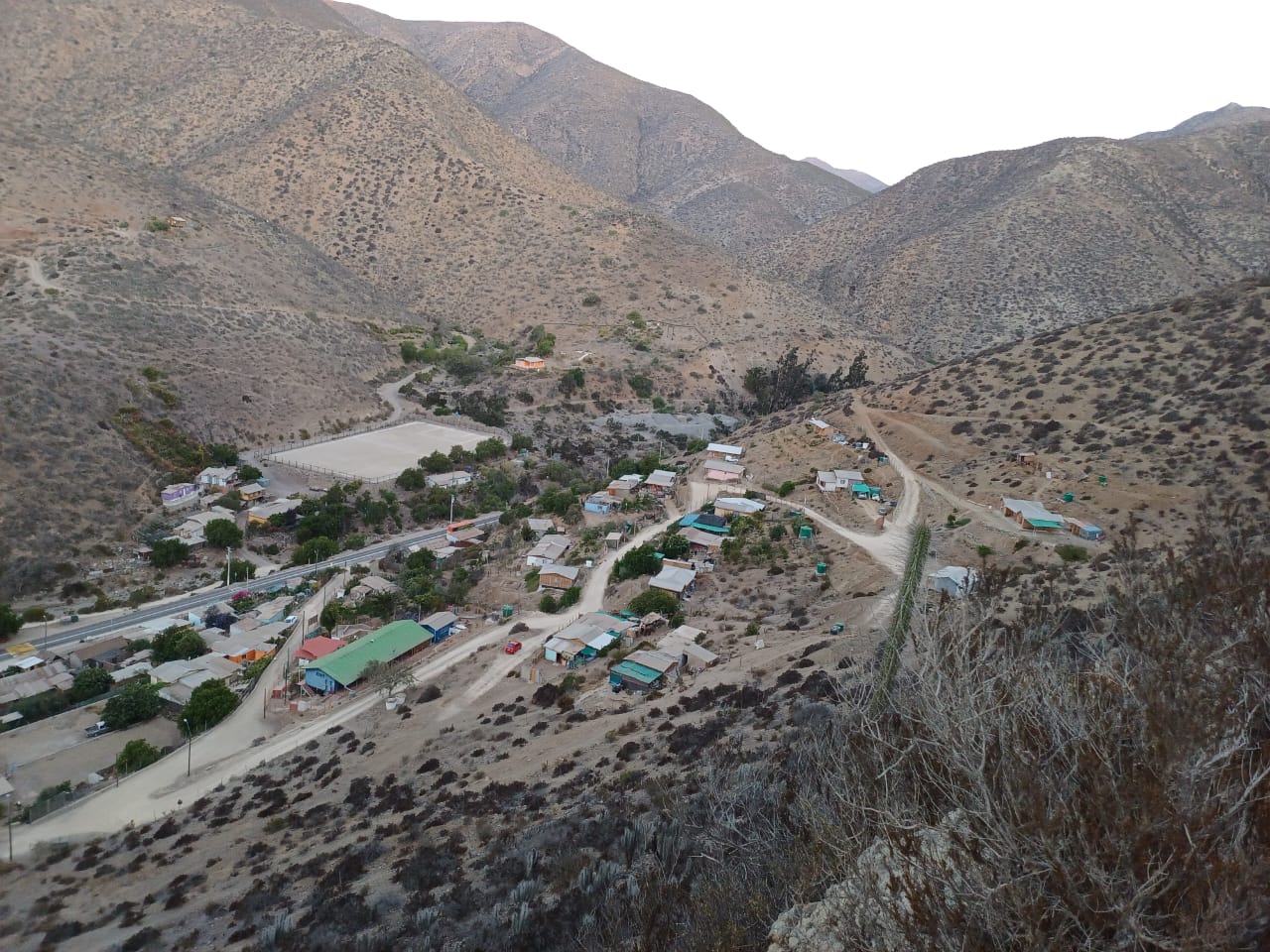 Viviendas y caminos de la comunidad vistos desde una ladera
